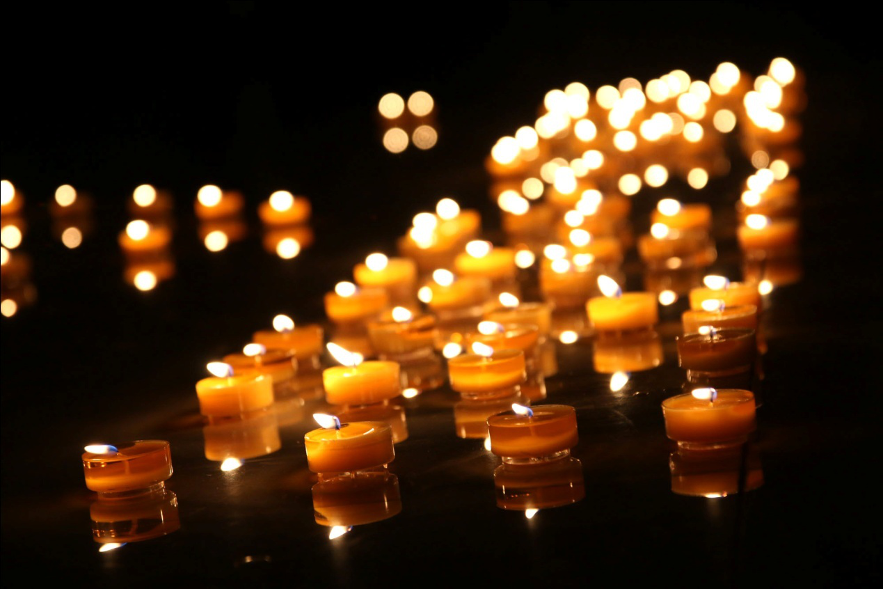 民航学子自发摆"心形"蜡烛悼念霍金先生