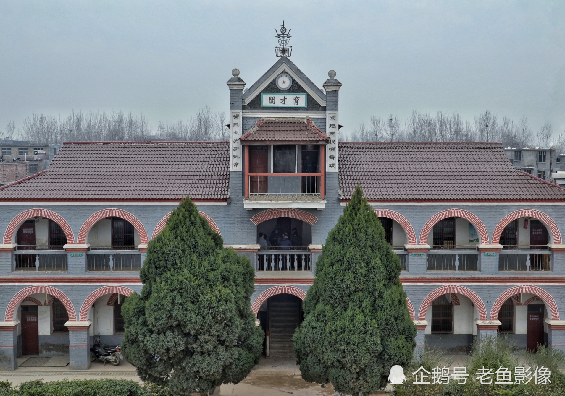 育才阁有上,中,下三层,共16间.