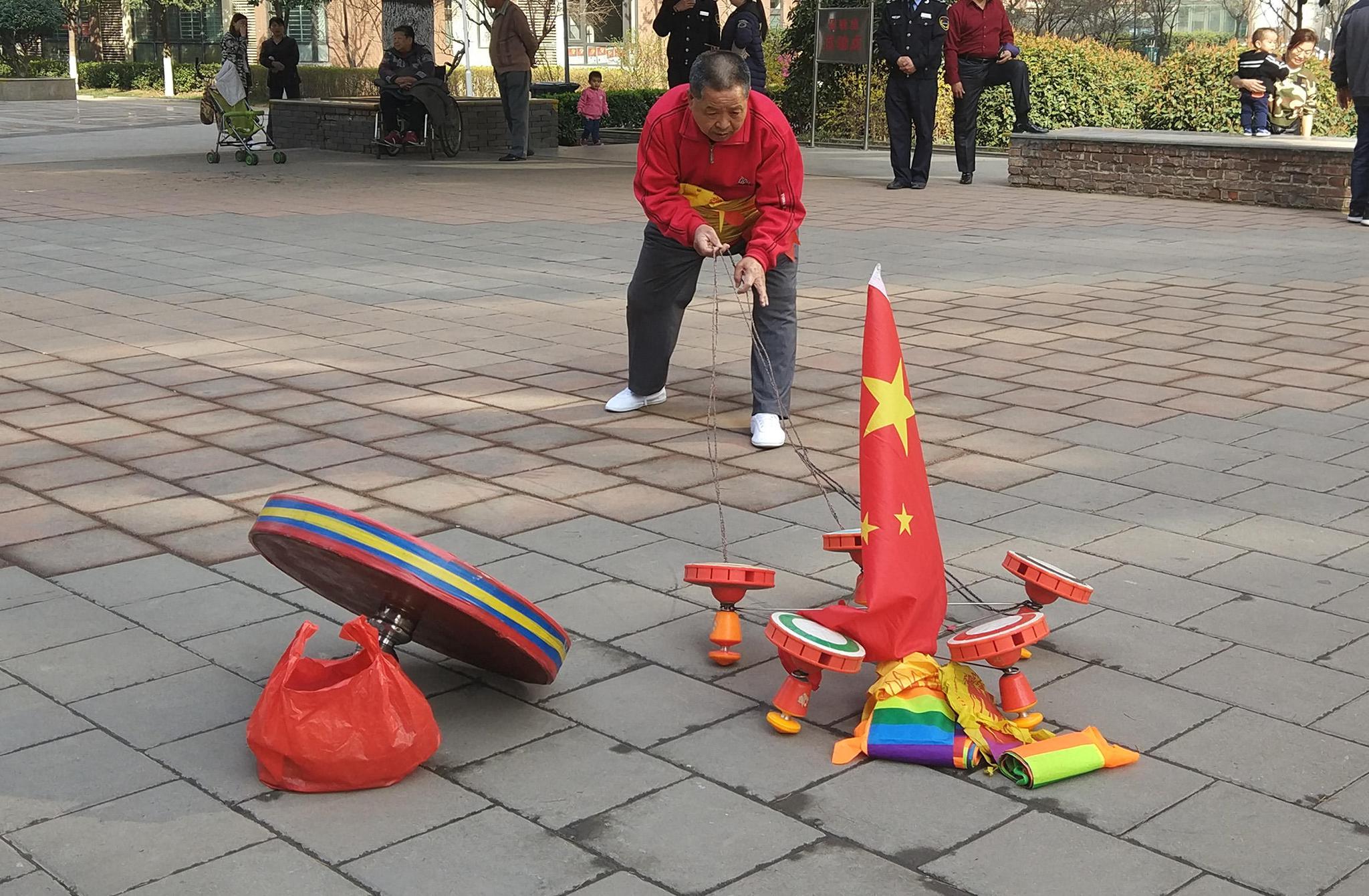 70岁老人这么玩空竹 如舞"盘龙"