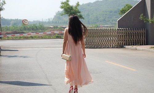 我陪情人逛街,倒霉遇老婆,老婆却转身就跑,看到她身后人我愣了