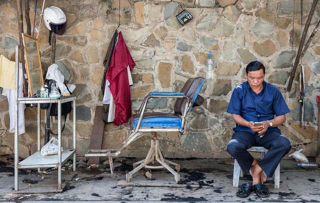 见到国外街头的露天理发店,仿佛回到了上个世纪80年代