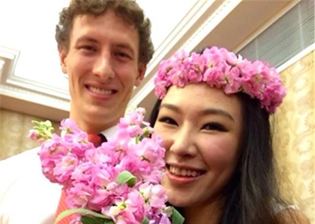 《非诚勿扰》女神骆琦晒近照 挺二胎孕肚陪女儿过节