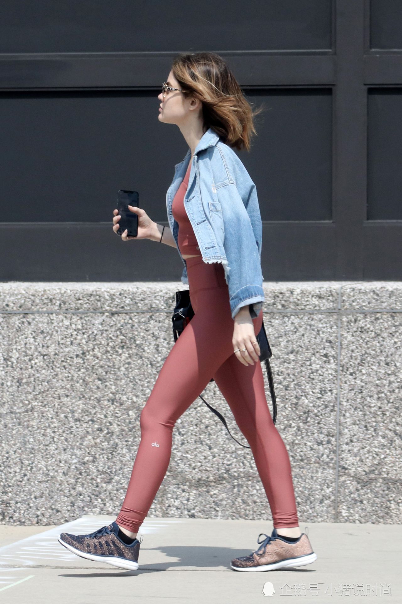 美国女星露西·海尔红色休闲装亮相街头,匆匆行走!