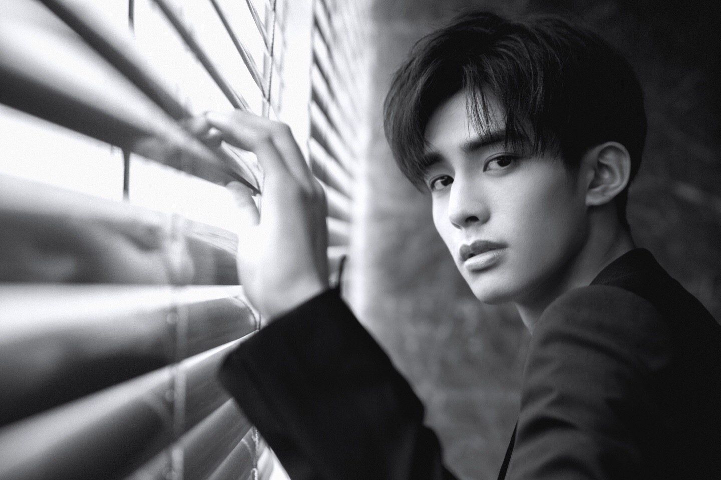 今日 身穿黑色休闲西装搭配白色基本款衬衫出席某品牌活动|宋威龙