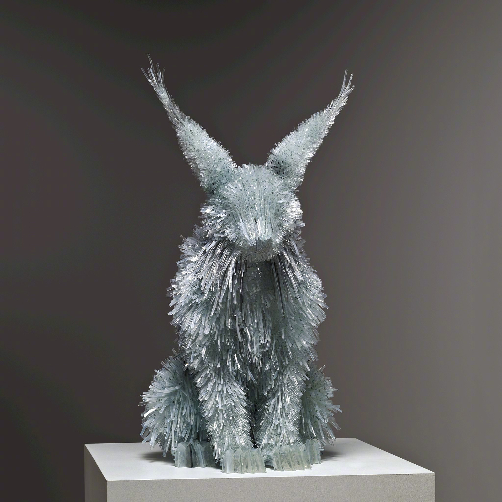 用玻璃碎片做成的动物雕塑 / marta klonowska