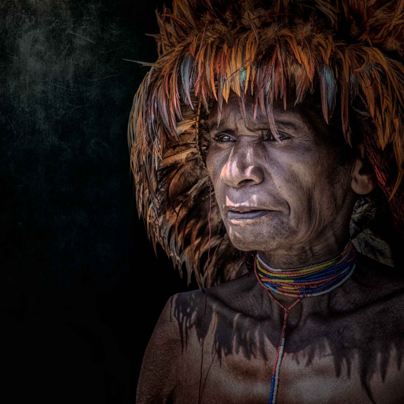 兽皮做衣兽骨为饰摄影师拍摄印度尼西亚的原始部落