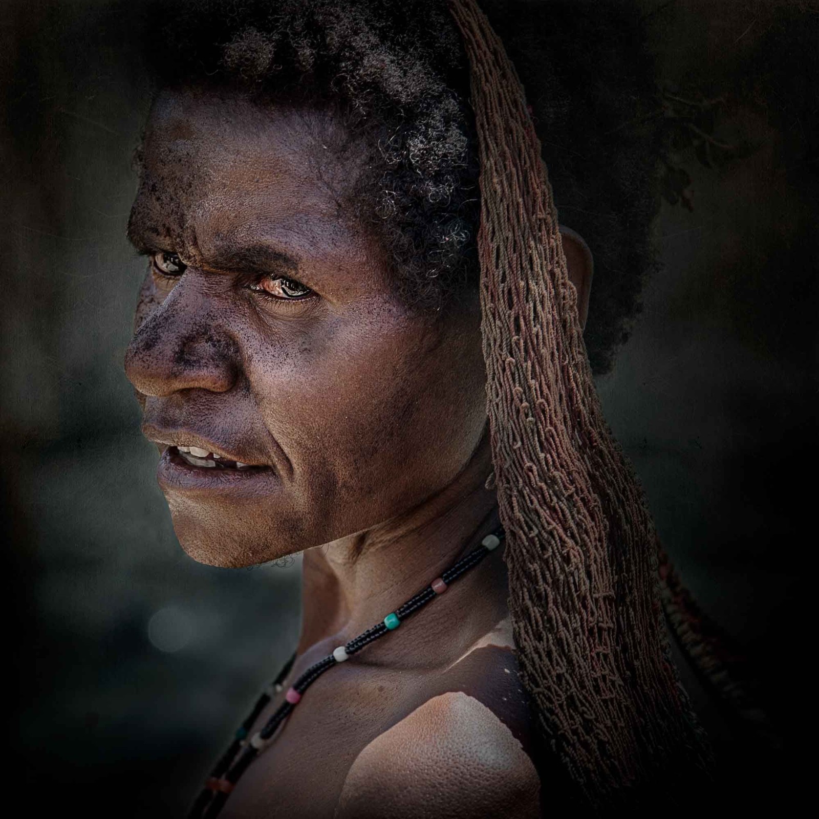 兽皮做衣兽骨为饰摄影师拍摄印度尼西亚的原始部落