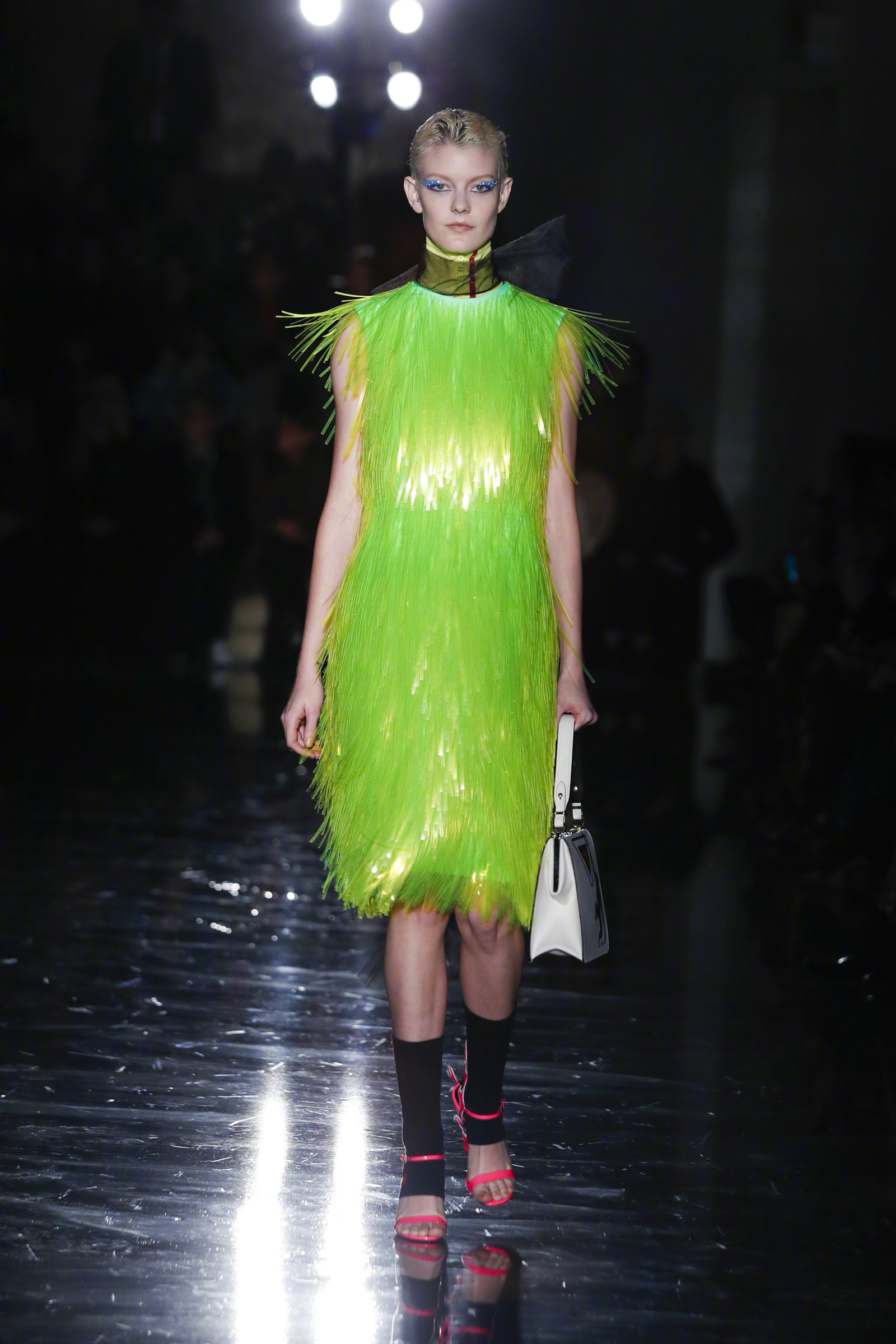 身穿prada 2018秋冬系列荧光绿亮片连衣裙,内搭黑色薄纱衣