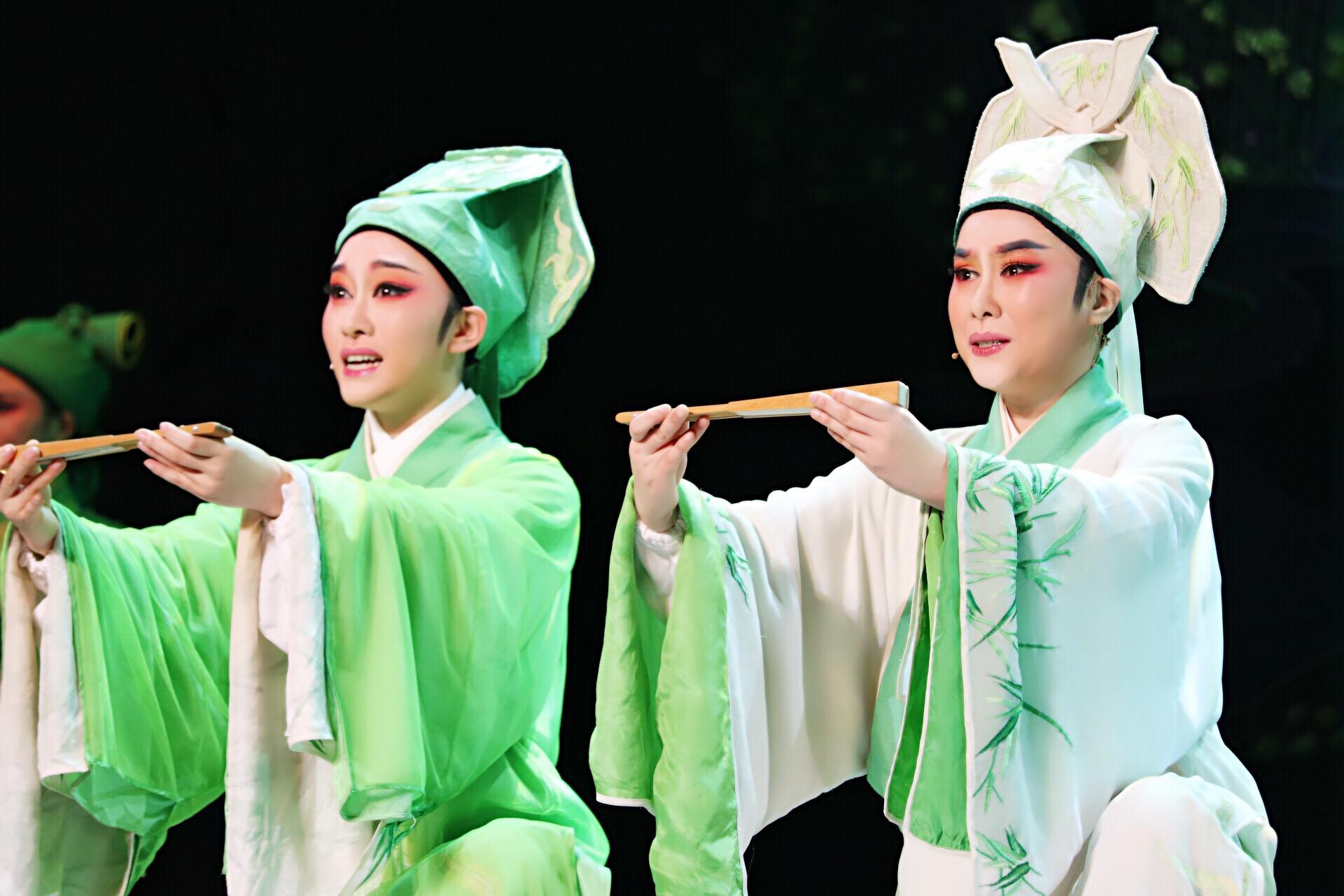 祝父首先客气地接待,感谢他对祝英台的照顾,想岔开话题,而梁山伯抱定