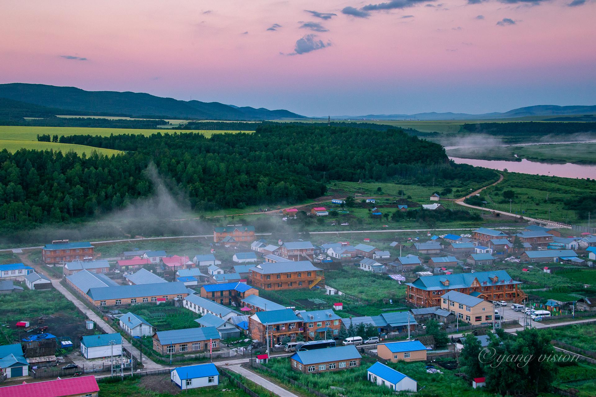 呼伦贝尔临江屯,晨雾与朝霞在此相逢,草原与森林在此相遇,木刻楞