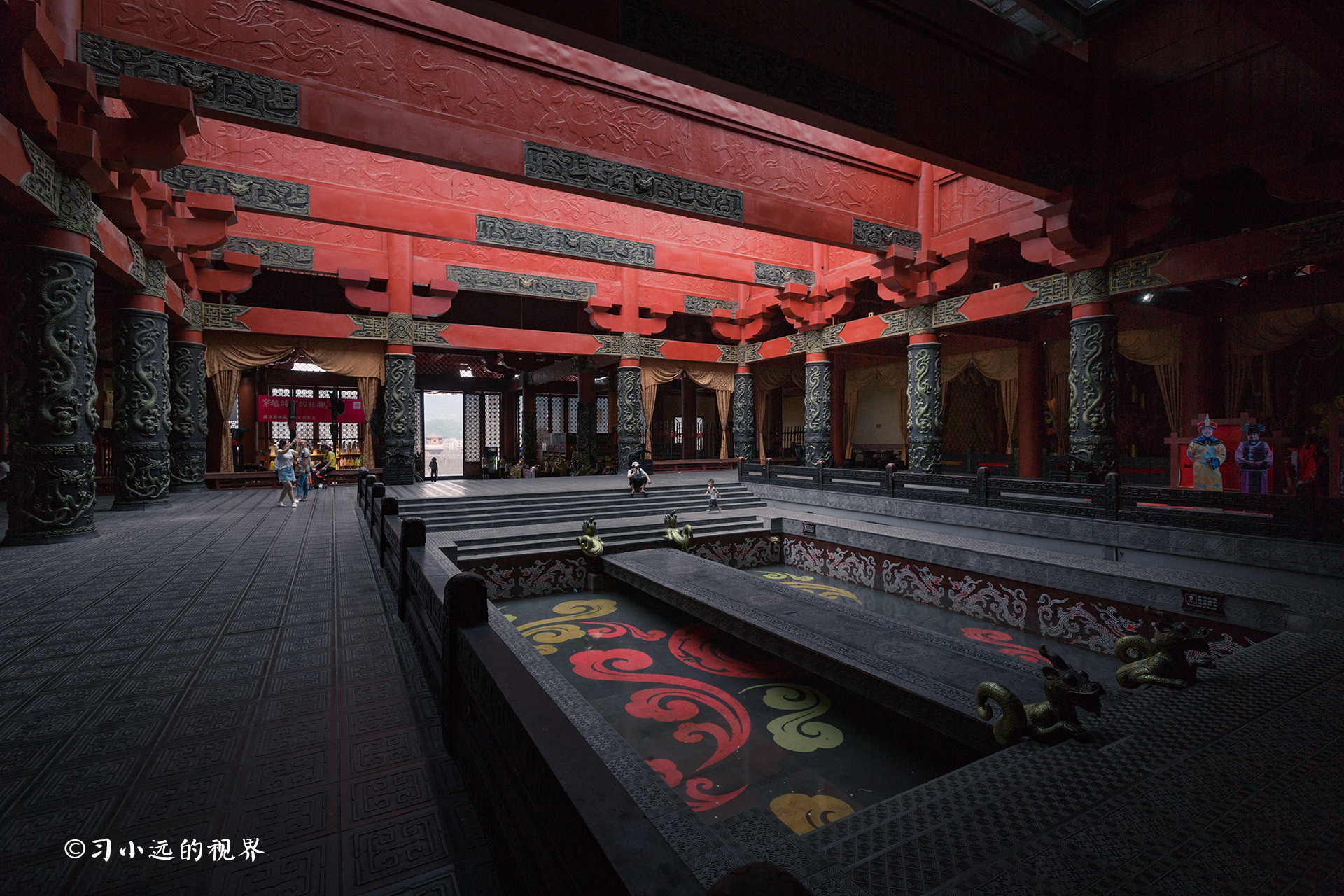 有雄伟壮观的各类宫殿,五步一楼,十步一阁;廊腰缦回,檐牙高啄,各抱地