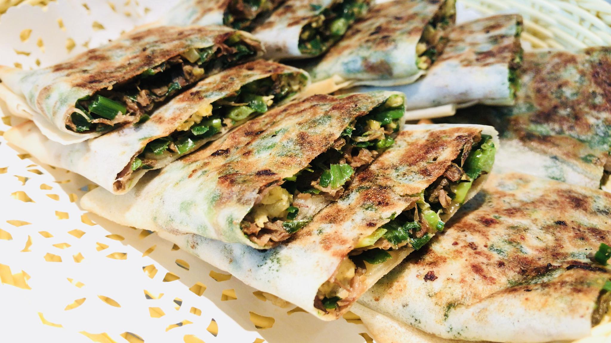 来三门峡游玩这里的美食不能错过尤其是野菜肉盒是当地特色美食