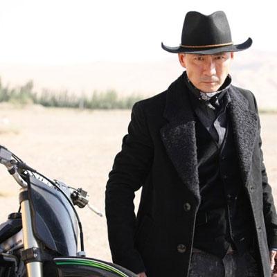 他的"燕双鹰"系列抗战神剧可以说已经达到了一个史无前例的新高度