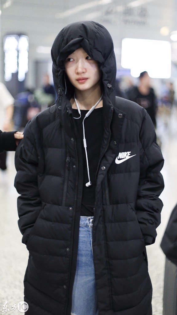 周冬雨穿黑色羽绒服素颜现身机场,冷到把双手放在衣服口袋里!