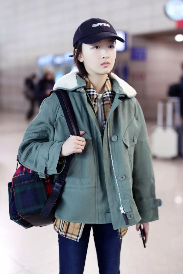 作为burberry品牌形象大使,周冬雨也是第四次受邀出席时装秀了.