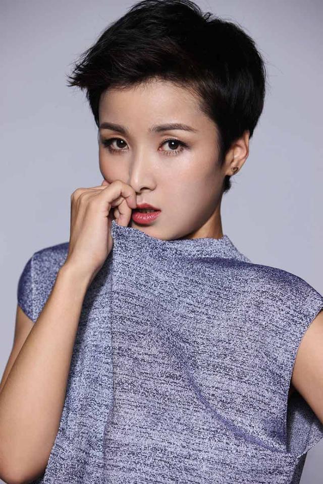 她机缘巧合下踏入演艺圈,曾和靳东合作,戏火人不红仍在默默付出