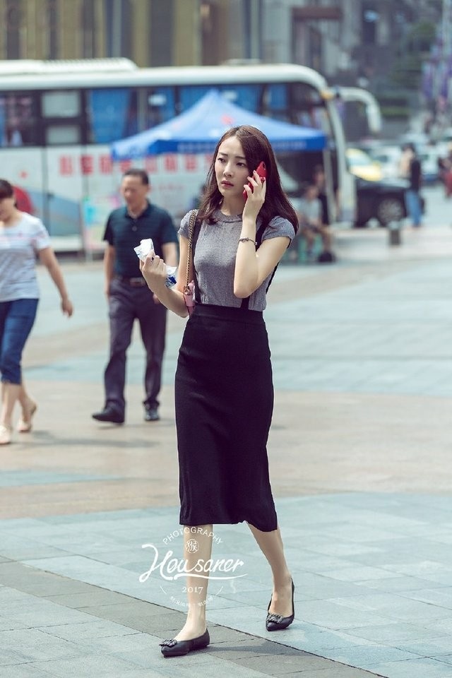 杭州路人街拍,气质美女背带裙好看不贵,回头率超高!_新浪看点