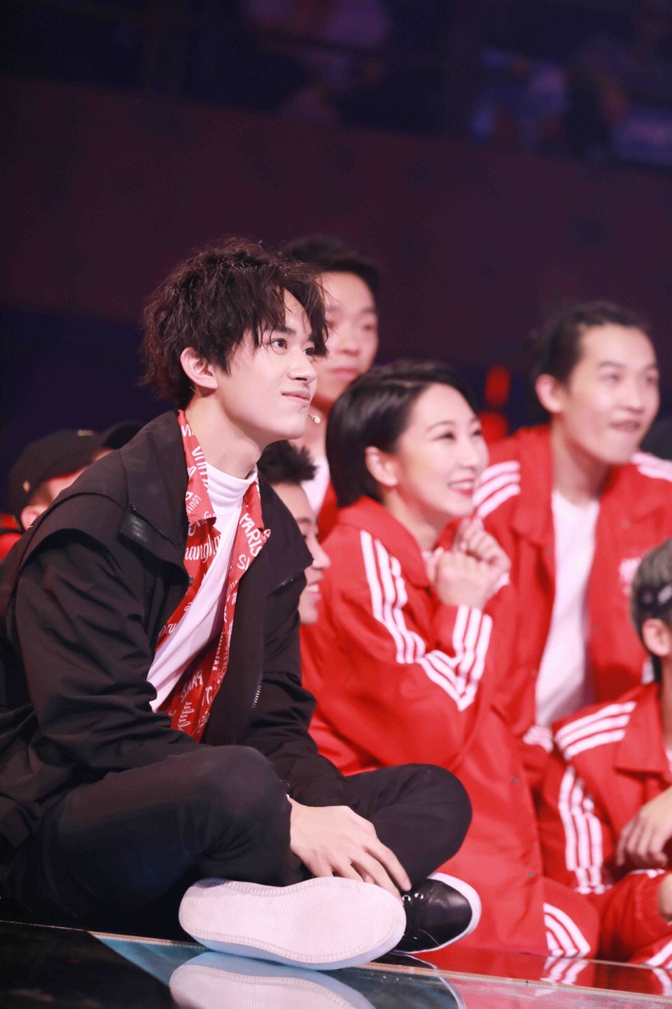 迎来总冠军之夜,易燃装置队长@tfboys-易烊千玺  以一身酷黑造型料噜