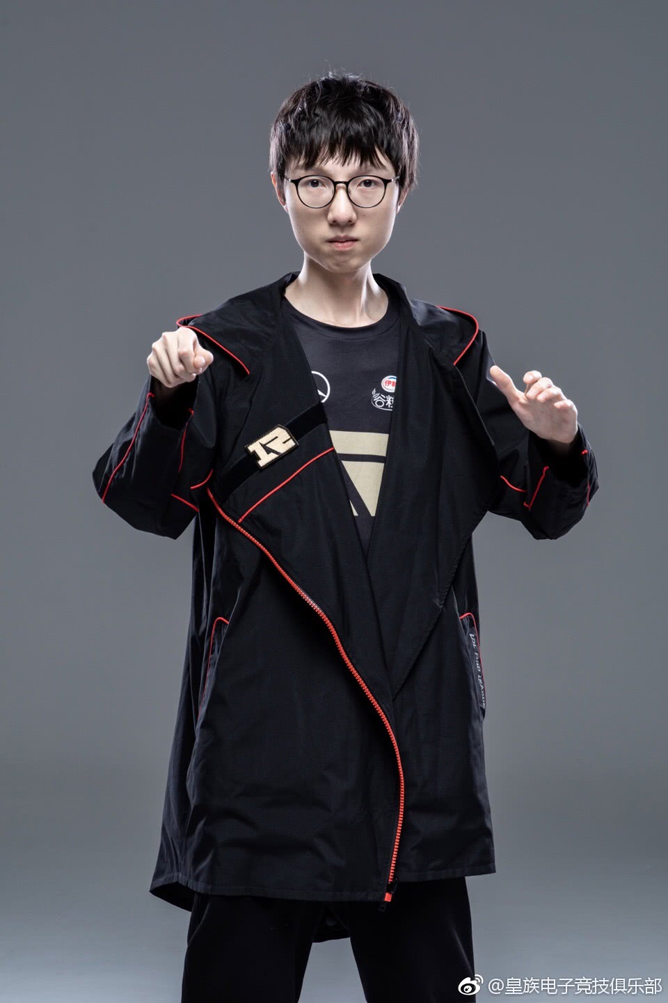 rng全队身穿出征服定妆照公布网友心疼那个不能上场的姿态