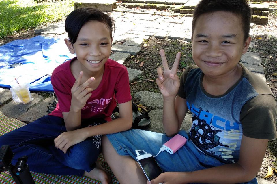 越南小孩儿10岁就会骑电动车,课外补习,沉迷游戏也是常态