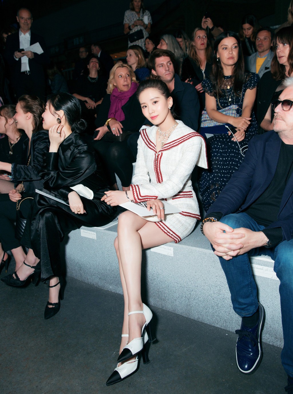 刘诗诗看秀丸子头依旧美飞!一袭优雅套装短裙秀纤细大长腿