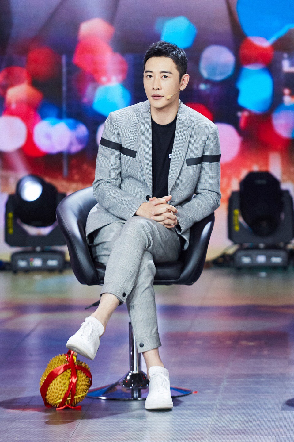 结束了 北京发布会结束后立马奔赴下一个行程的 boss身穿 条纹西装