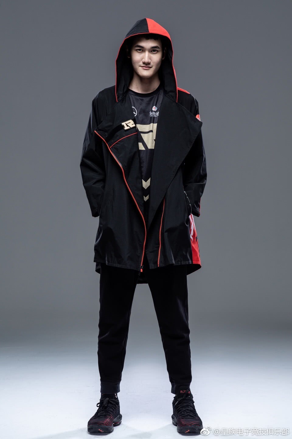 rng全队身穿出征服定妆照公布网友心疼那个不能上场的姿态