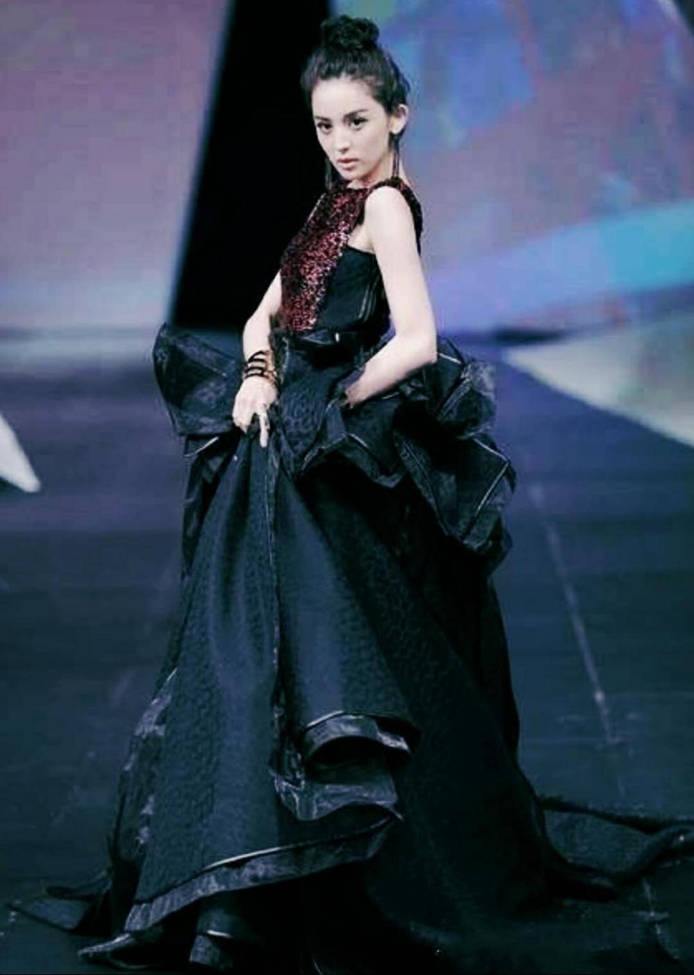 女星"走t台": 热巴霸气侧漏,何穗仙气十足, 关晓彤是最大亮点?