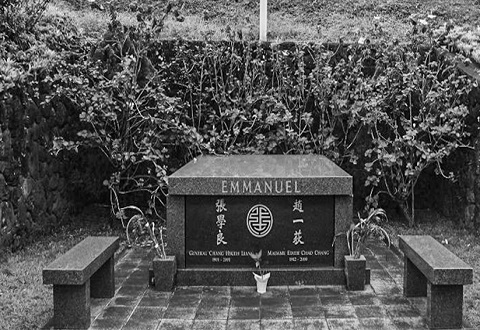 于凤至死后,墓碑上刻了8个字:张学良看后号啕大哭,写了一首诗