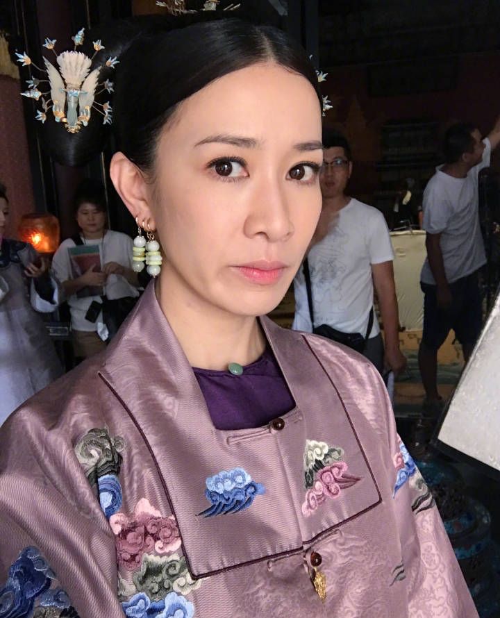 众所周知,咱们的辛芷蕾小姐姐在《如懿传》中饰演的是淑嘉皇贵妃金佳