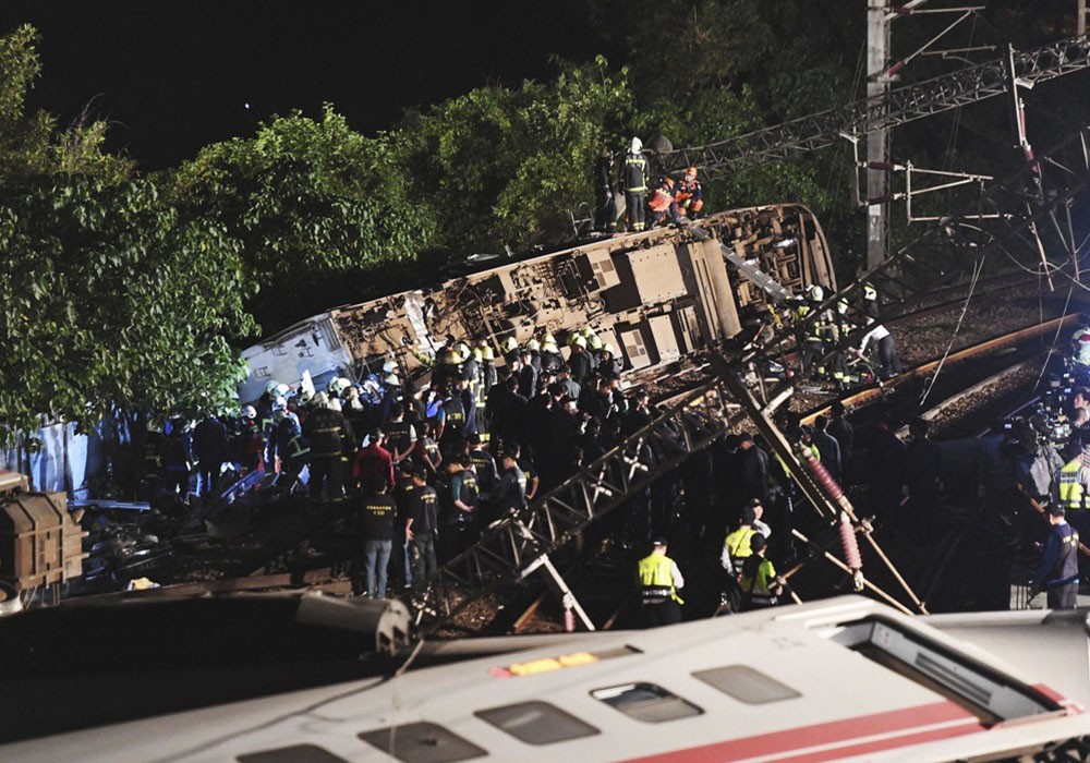 普悠玛列车21日下午在宜兰发生出轨事故,全车共8节车厢,从第3到第8节