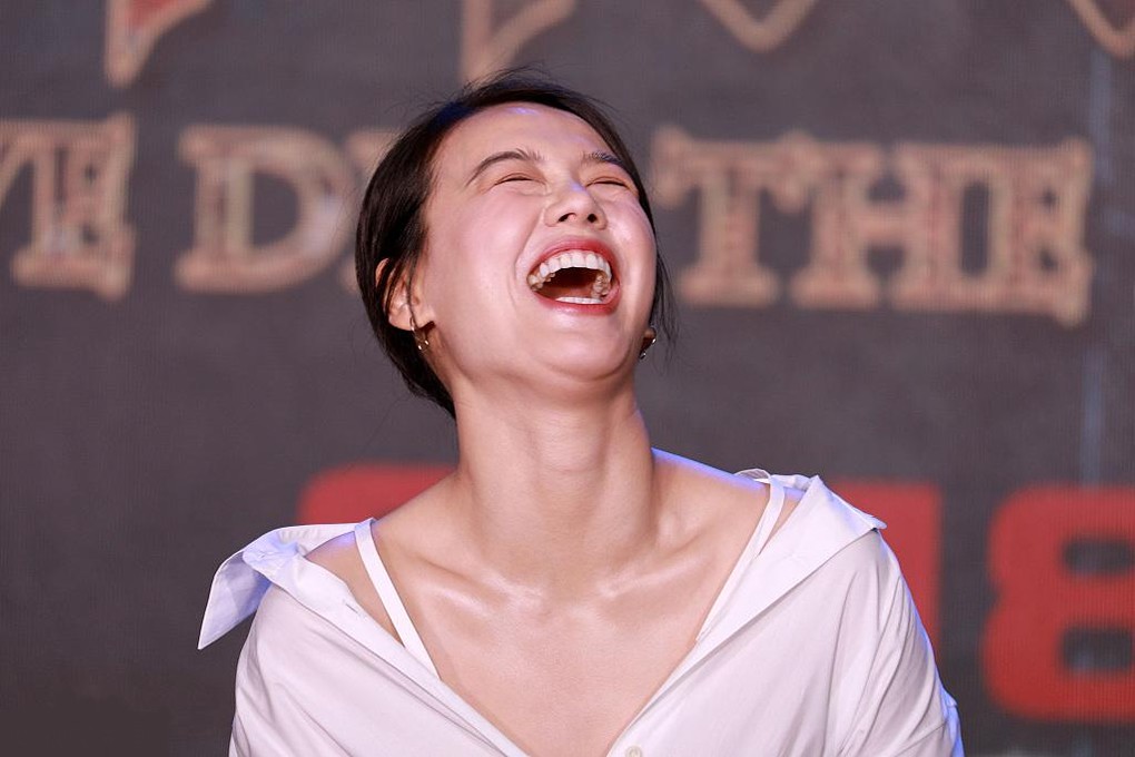 马思纯身穿v领礼服略显宽肩戳中笑点仰脸大笑