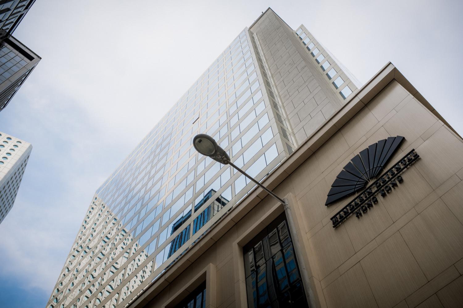 实拍:哥哥张国荣去世十五周年,香港文华酒店旁粉丝排队献花纪念