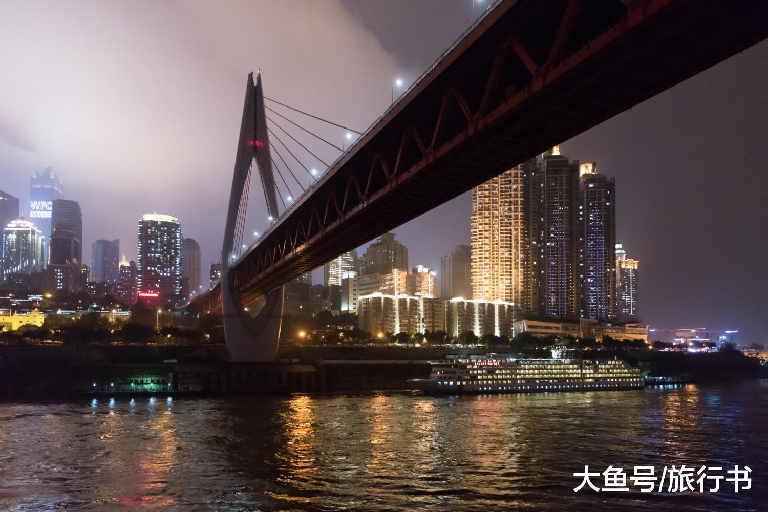 不知道是不是因为一直有人拿成都跟它作对比,让重庆一直在卯足劲向前