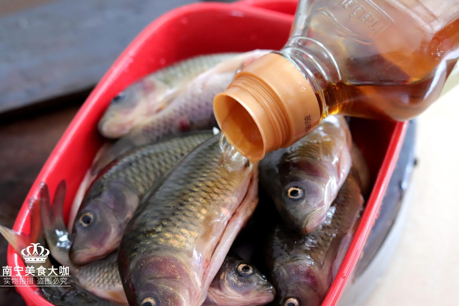 1,把禾花鱼洗干净后放在碗里,倒入料酒腌制半小时1