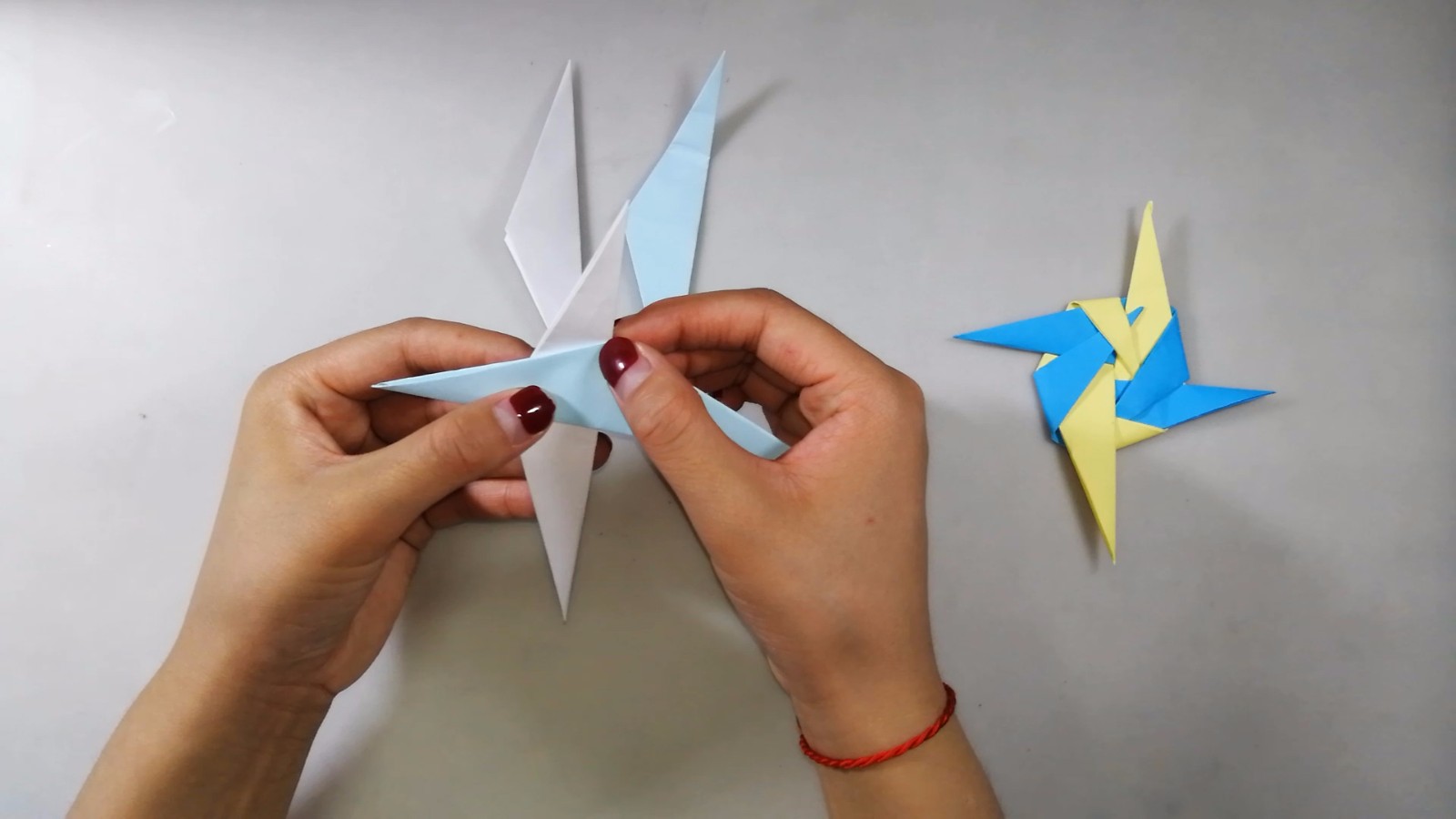 折纸流星飞镖,做法很简单,小朋友都喜欢拿来丢着玩