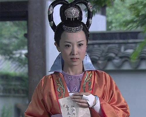 两人同饰一角,如今曲栅栅复出人气大增,她沉寂8年消失无踪