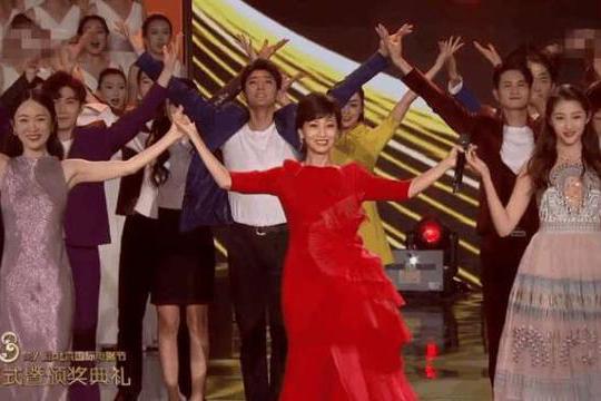 关晓彤霍思燕赵雅芝三代女神同台献唱，网友：霍思燕最尬！