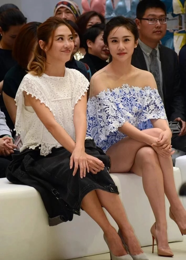 刘芸应采儿同框比美一个蓝装清新甜美一个白装气质优雅