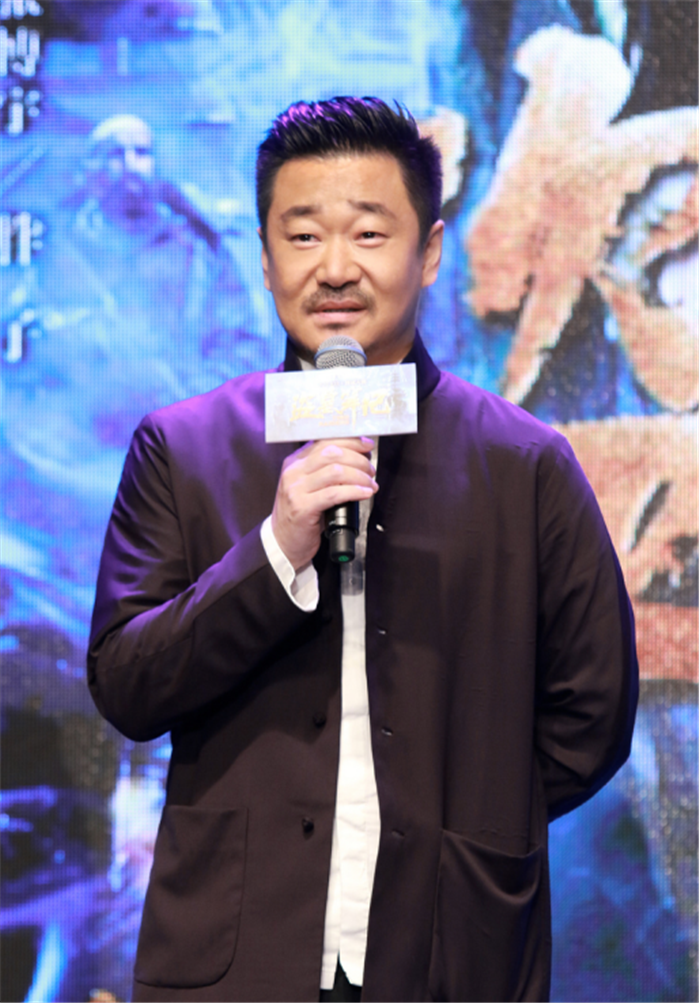 在谢晋导演的作品《生死之门》中饰演韩守义,王景春自此出道了.