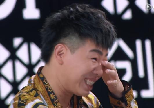 杨超越清唱歌曲时崩溃大哭,有谁注意到导师席