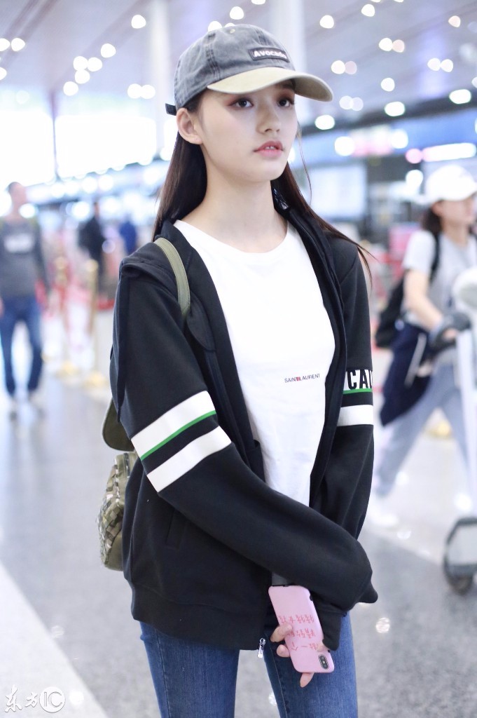 林允穿黑色卫衣搭配破洞牛仔裤现身机场,笑起来有小酒窝好可爱!