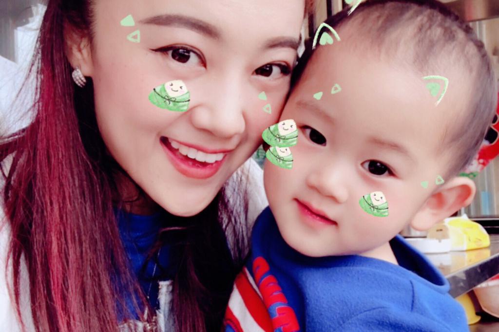 玖月奇迹小玮端午变"孩子王" 抢零食变粽子逗趣十足