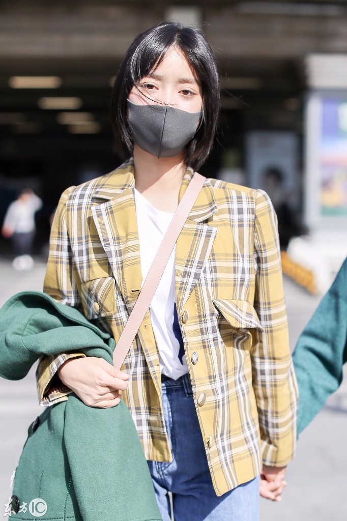 沈月现身机场一路上贴心地牵着外婆的手,乖巧满分十分有爱_新浪看点