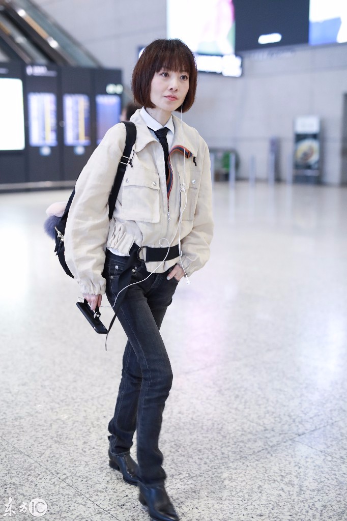 陈鲁豫穿白色外套搭配牛仔裤现身机场,一双麻杆腿真的好细.