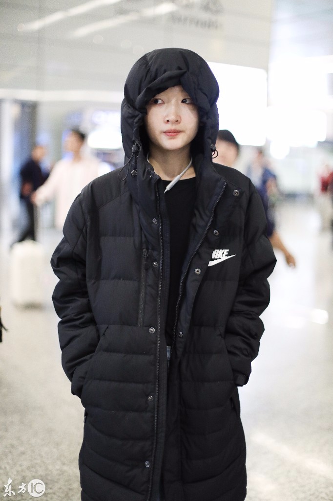 周冬雨穿黑色羽绒服素颜现身机场,冷到把双手放在衣服口袋里!