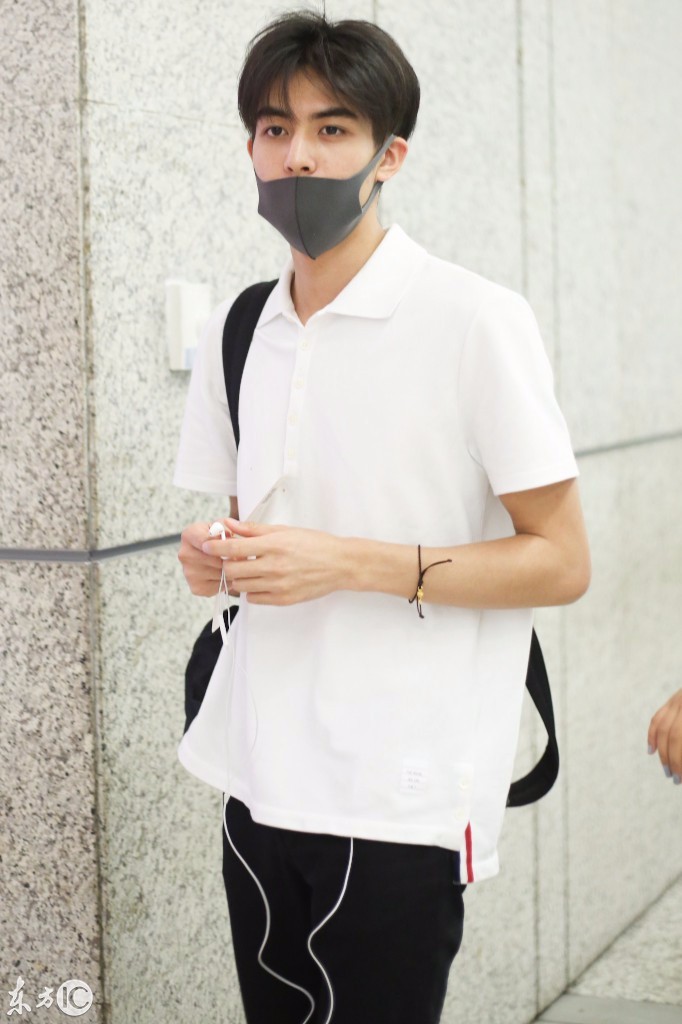 宋威龙口罩遮面穿白色polo衫搭配黑色休闲裤现身机场,帅气十足.