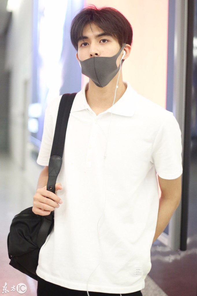 宋威龙戴口罩穿白色polo衫现身机场帅气十足手拿小猪佩奇好可爱
