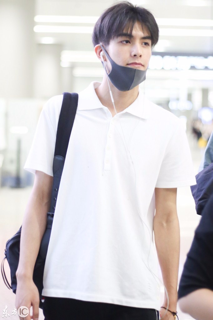 宋威龙口罩遮面穿白色polo衫搭配黑色休闲裤现身机场,帅气十足.