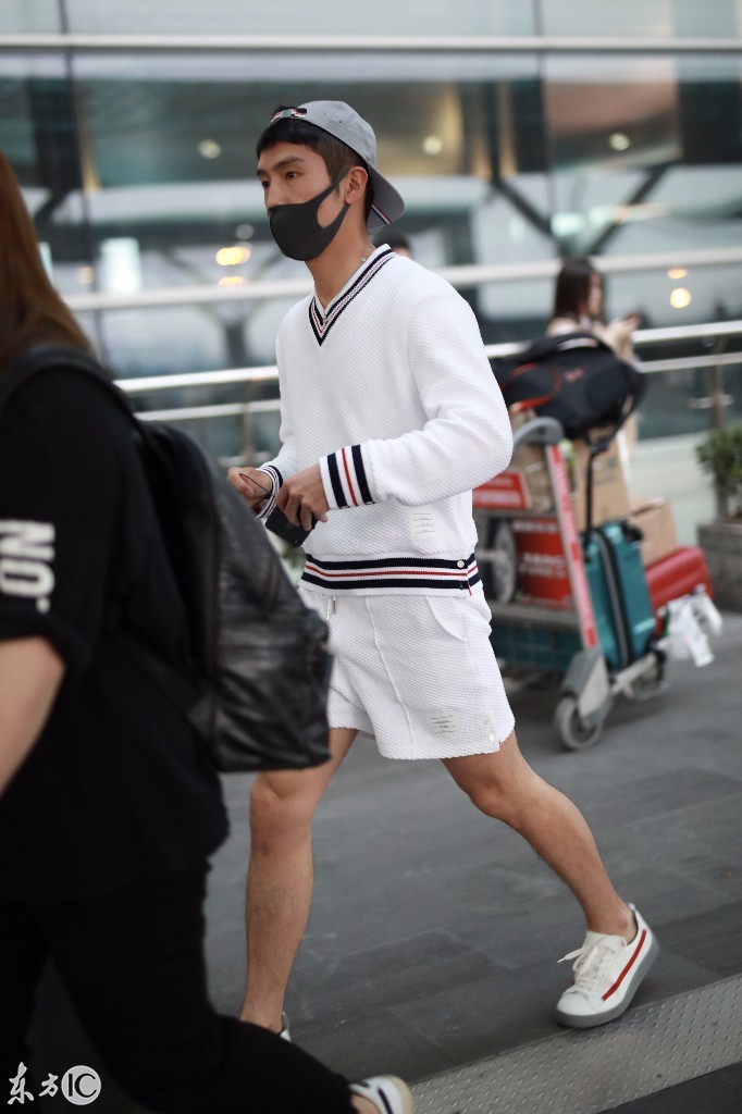 盛一伦口罩遮面穿白衣搭配白短裤现身机场,反戴棒球帽又酷又帅!